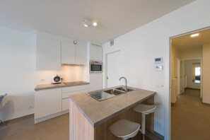 KylskÄp, mikrovÄgsugn, spishÀll och diskmaskin