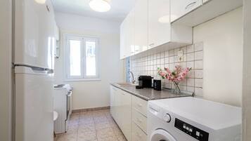 Refrigerador, horno, placa de cocina, cafetera/tetera