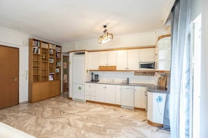 Horno, placa de cocina, cafetera/tetera, tostadora