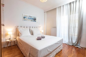 3 chambres, fer et planche à repasser, lit de bébé portatif