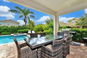 Outdoor dining - Lively Home near Disney with Private Pool, Game and Themed Rooms with Waterpark. (Kissimmee)