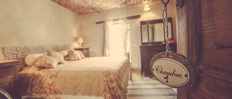 5 bedrooms, WiFi, bed sheets