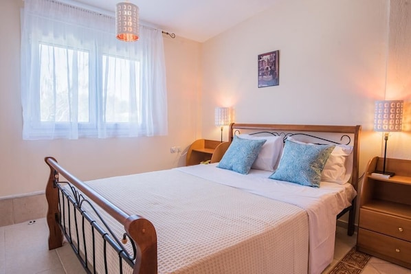 3 bedrooms, desk, iron/ironing board, WiFi