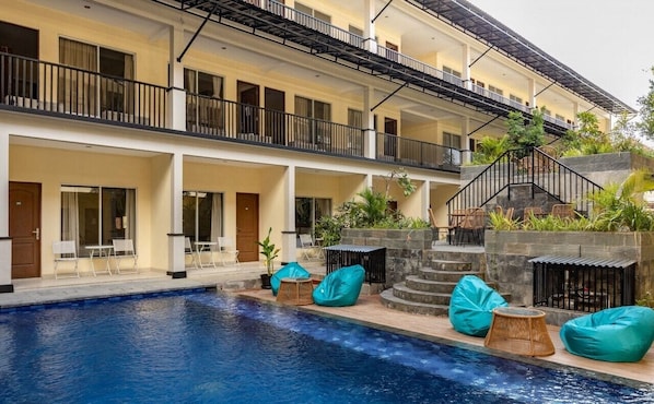 Una piscina al aire libre