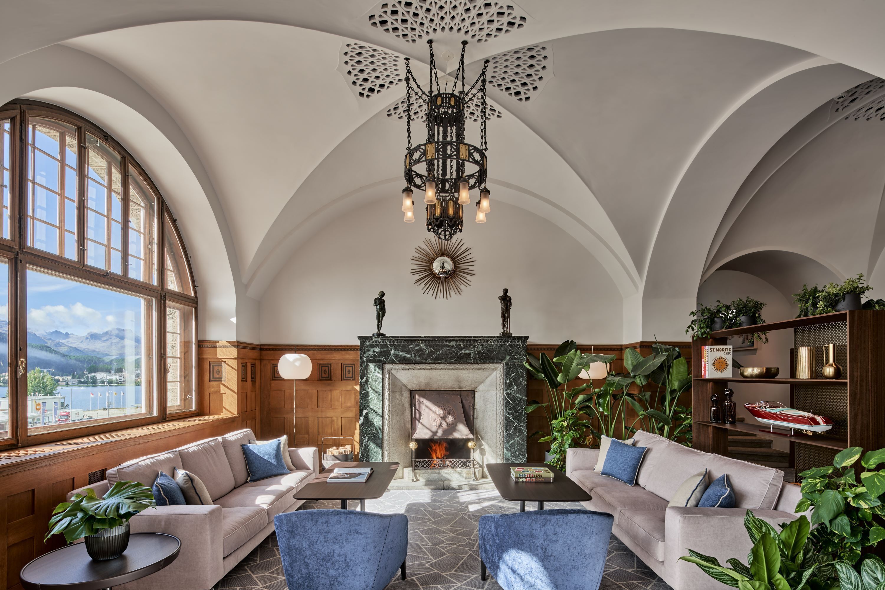 Lobby lounge