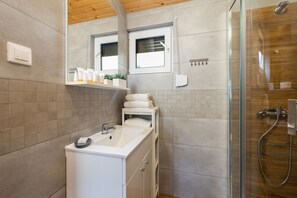 Shower, free toiletries, towels, toilet paper - Domki nad Morzem by Renters (Darlowo)