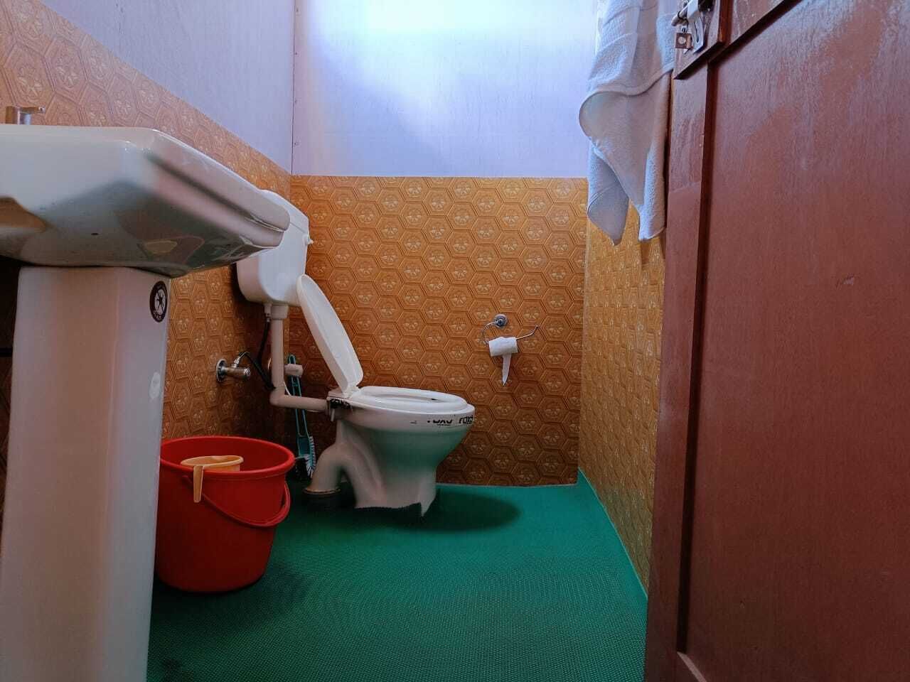 Combined shower/tub, free toiletries, towels, soap