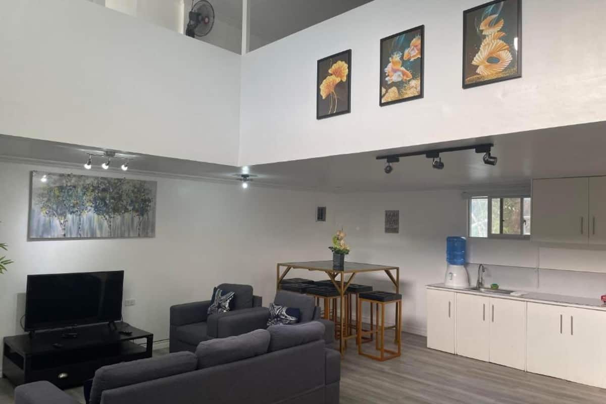 Executive studio suite, balkon, uitzicht op baai | Woonruimte