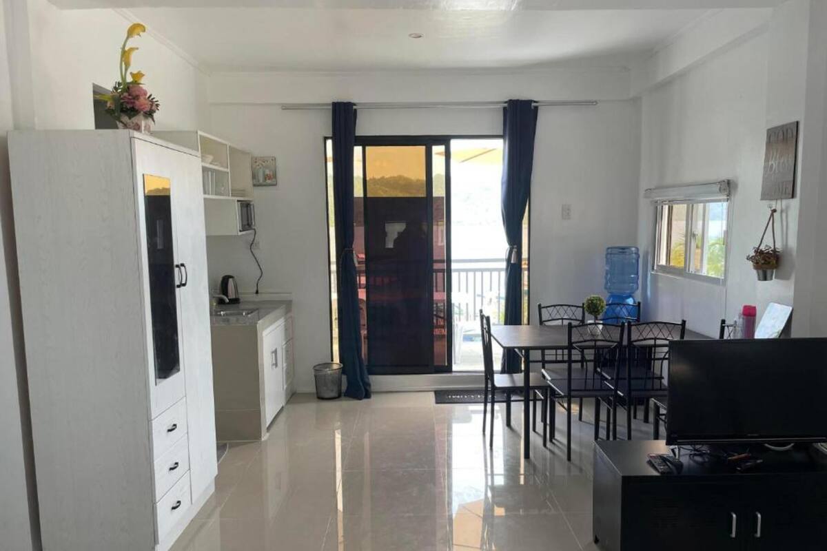 Superior studio suite, balkon, uitzicht op strand | Woonruimte