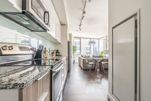 Een koelkast, een magnetron, een oven, een kookplaat