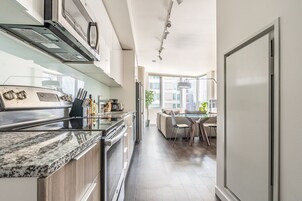 Frigorífico, microondas, horno y placa de cocina