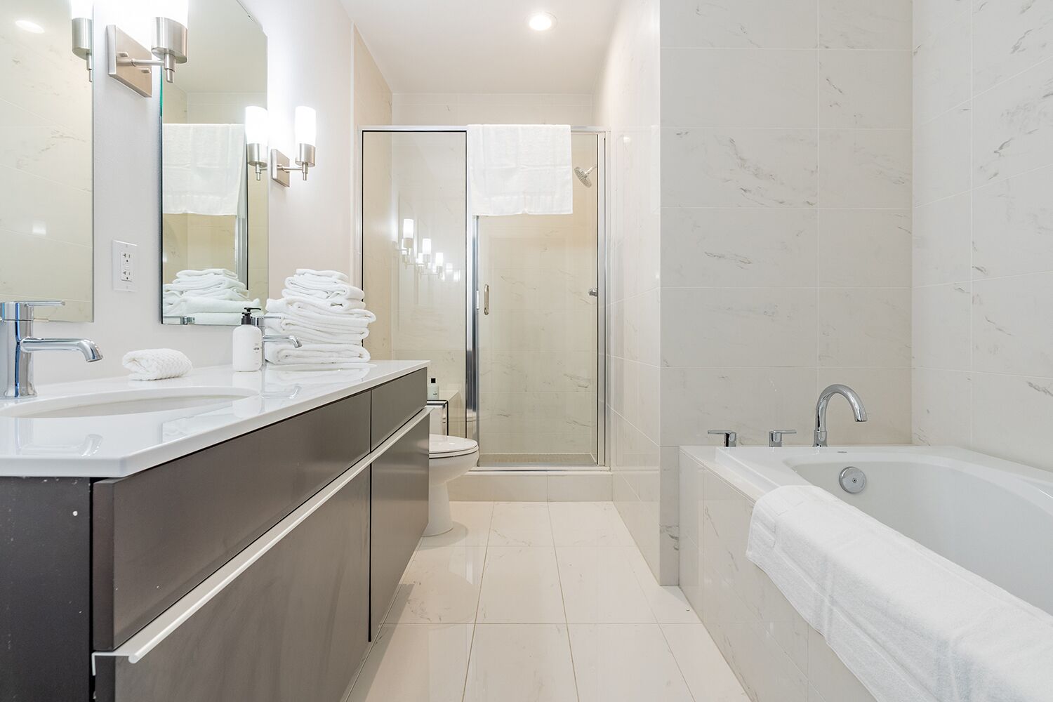 Leilighet – panorama | Bad | Kombinert dusj/badekar, hårføner, håndklær og såpe