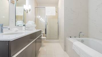 Panoramic Apartment | Bathroom | Combined shower/tub, hair dryer, towels, soap