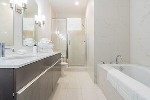 Panoraamahuoneisto | Kylpyhuone | Suihkun ja ammeen yhdistelmä, hiustenkuivaaja, pyyhkeet, saippua