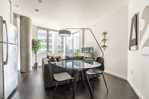 2 makuuhuonetta, yksilöllisesti sisustettu, yksilöllisesti kalustettu