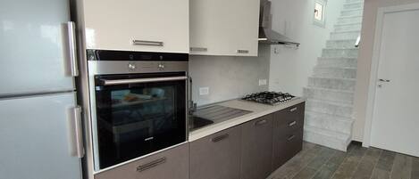 Refrigerador, microondas, horno y parrilla de estufa