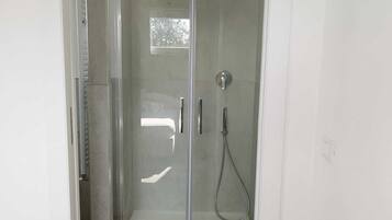 Douche, sĂšche-cheveux, bidet, serviettes fournies