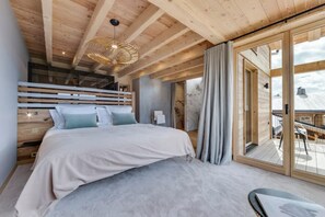 5 bedrooms, in-room safe, desk, iron/ironing board