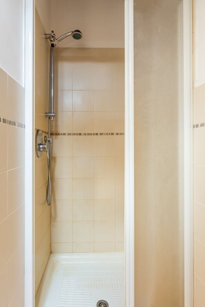 Dusche, Haartrockner, Bidet, Handtücher