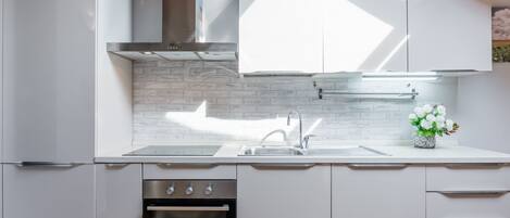 Réfrigérateur, four, plaque de cuisson, bouilloire électrique