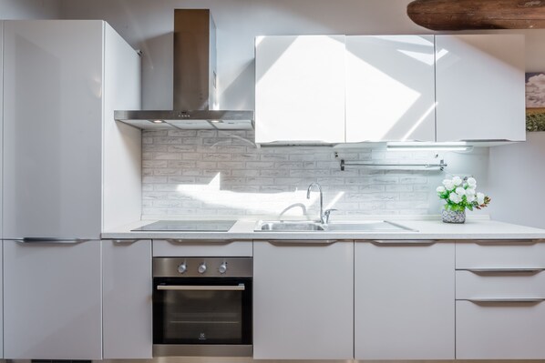 Kjøleskap, ovn, kokeplater og vannkoker