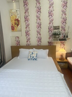 3 bedrooms, desk, WiFi, bed sheets