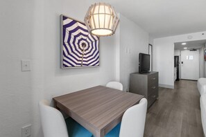 Dining - Coast Comfort Queen Efficiency 6th Floor (Myrtle Beach)