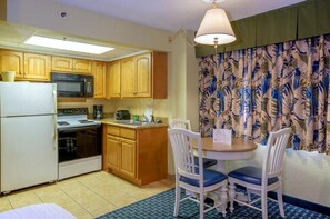 Fridge, microwave, oven, stovetop - Coastal Comfort  Queen Efficiency 14th Floor (Myrtle Beach)