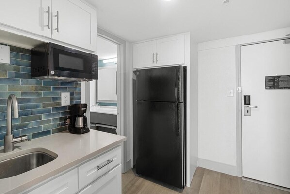 Refrigerador, microondas, cafetera y tetera y utensilios de cocina