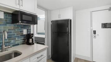 Refrigerador, microondas, cafetera y tetera y utensilios de cocina