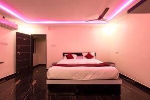 Escritorio y ropa de cama 