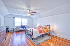 4 bedrooms, desk, iron/ironing board, free WiFi - Comfortable Downtown Napa Victorian - quiet & convenient
 (Napa)