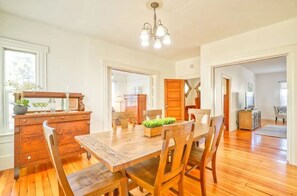 Dining - Comfortable Downtown Napa Victorian - quiet & convenient
 (Napa)