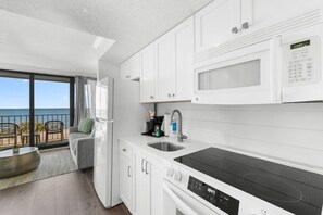 Kylskåp, mikrovågsugn, ugn och spishäll