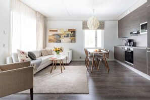 40-inch flat-screen TV with cable channels, streaming services - Vuokatti Booking Suites   (Sotkamo)