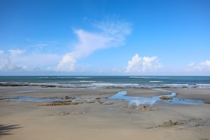 A beach with sand, water, and rocks. - Holiday Home 'Ker Ar Vro - Maison Atypique' with Wi-Fi (Locquirec)