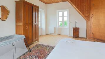 4 bedrooms, iron/ironing board, free WiFi, bed sheets