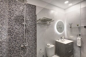 Ducha, secador de pelo, toallas