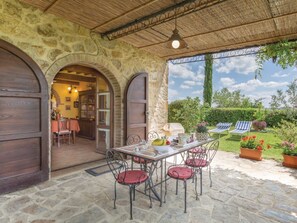 Outdoor dining - Apartment 'La Casa Di Bice' with Shared Pool, Wi-Fi and Air Conditioning (Asciano)