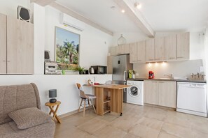 Réfrigérateur, micro-ondes, four, plaque de cuisson