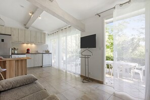 Een televisie en een tafeltennistafel