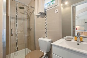 Shower - Studio Apartment 'Les Cyclamens - Les Oliviers' with Shared Pool, Wi-Fi and Air Conditioning (Saint-Raphaël)