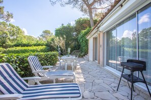 Outdoor dining - Studio Apartment 'Les Cyclamens - Les Oliviers' with Shared Pool, Wi-Fi and Air Conditioning (Saint-Raphaël)