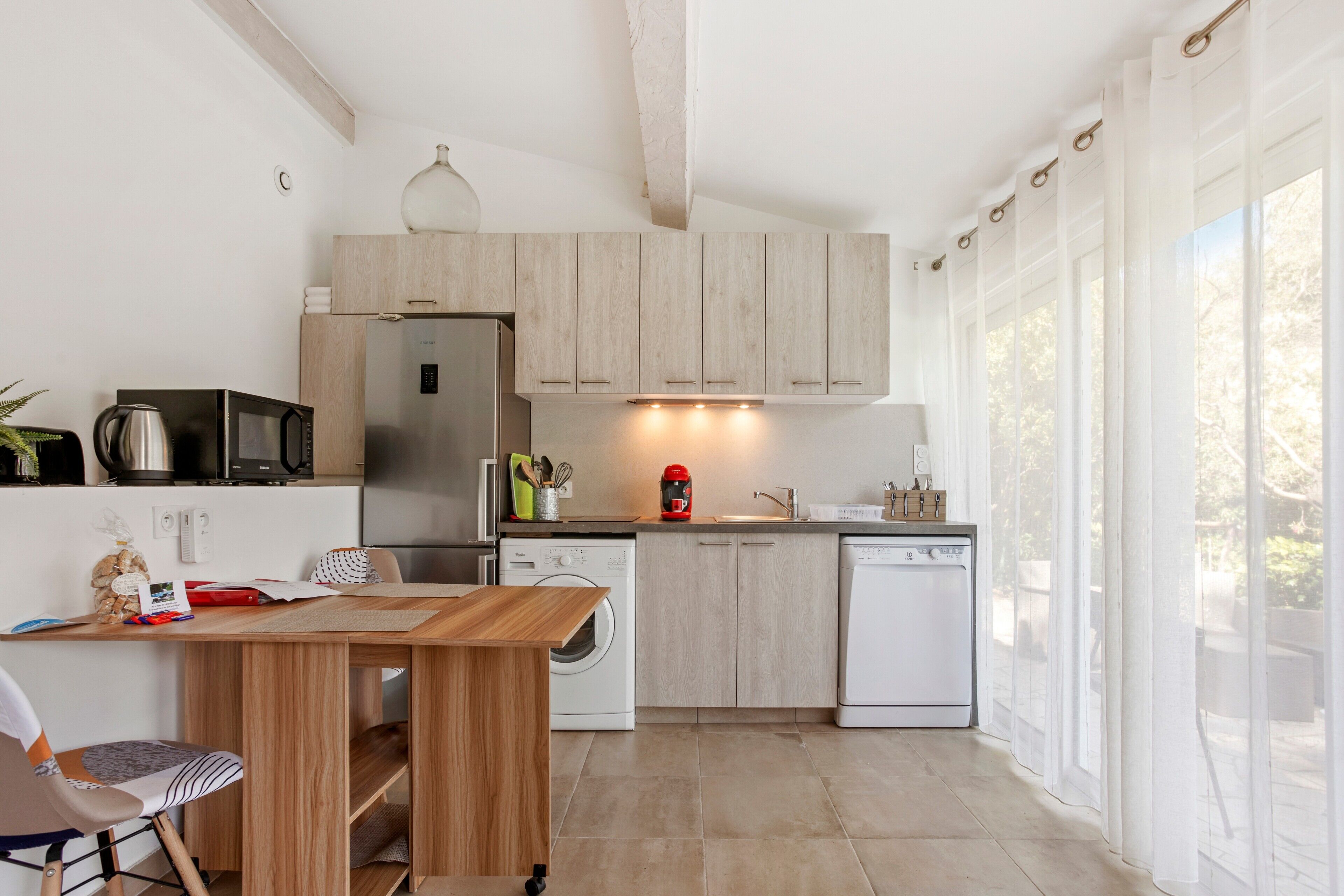 Refrigerador, microondas, horno, placa de cocina