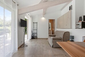 TV, ping pong - Studio Apartment 'Les Cyclamens - Les Oliviers' with Shared Pool, Wi-Fi and Air Conditioning (Saint-Raphaël)