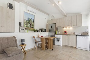 Een koelkast, een magnetron, een oven, een kookplaat