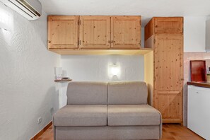 Fernseher, Tischtennisplatte