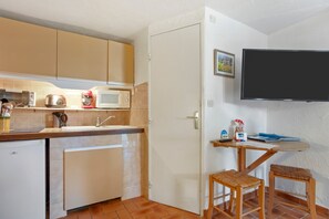 ثلاجة، ميكروويف،  فرن، موقد طهي مسطح