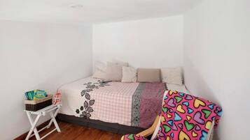 4 bedrooms, iron/ironing board, free WiFi, bed sheets