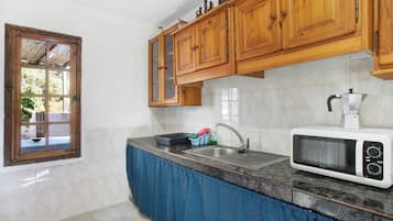 Kühlschrank, Mikrowelle, Herdplatte, Wasserkocher mit Kaffee-/Teezubehör